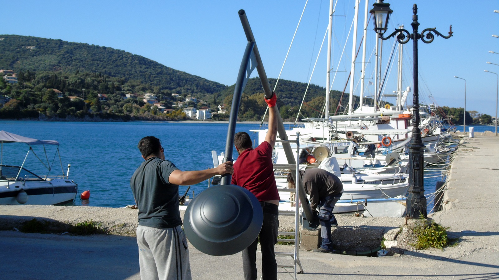 1_kolones_hlektrofotismou_limani_Nikianas