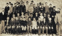 Φωτό 1: Δάσκαλοι και μαθητές Ελληνικού Σχολείου (τέλη 19ου αι.). Στην άκρη της φωτογραφίας ίσως είναι ο Θεοφάνης Κατωπόδης (παπά-Ατζουλής)