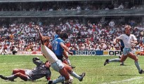 Maradona_scoring_england_1986