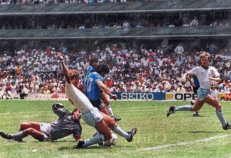 Maradona_scoring_england_1986