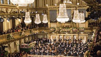 Ein weltumspannendes Musikereignis: das Neujahrskonzert der Wiener Philharmoniker aus dem prächtigen, blumengeschmückten Goldenen Saal des Wiener Musikvereins.