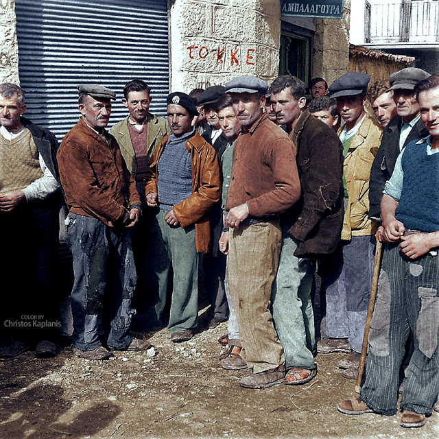 Νοέμβριος, 1944. Παρέα στην Πάνω Πλατεία του Διστόμου μπροστά από το κουρείο του Λ. Μπαλαγούρα