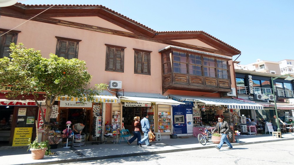 Στον_κεντρικό_δρόμο_του_Τσεσμέ_με_παλιό_ελληνικό_σπίτι_με_εξώστη