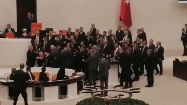 turkiye-mecliste-kavga