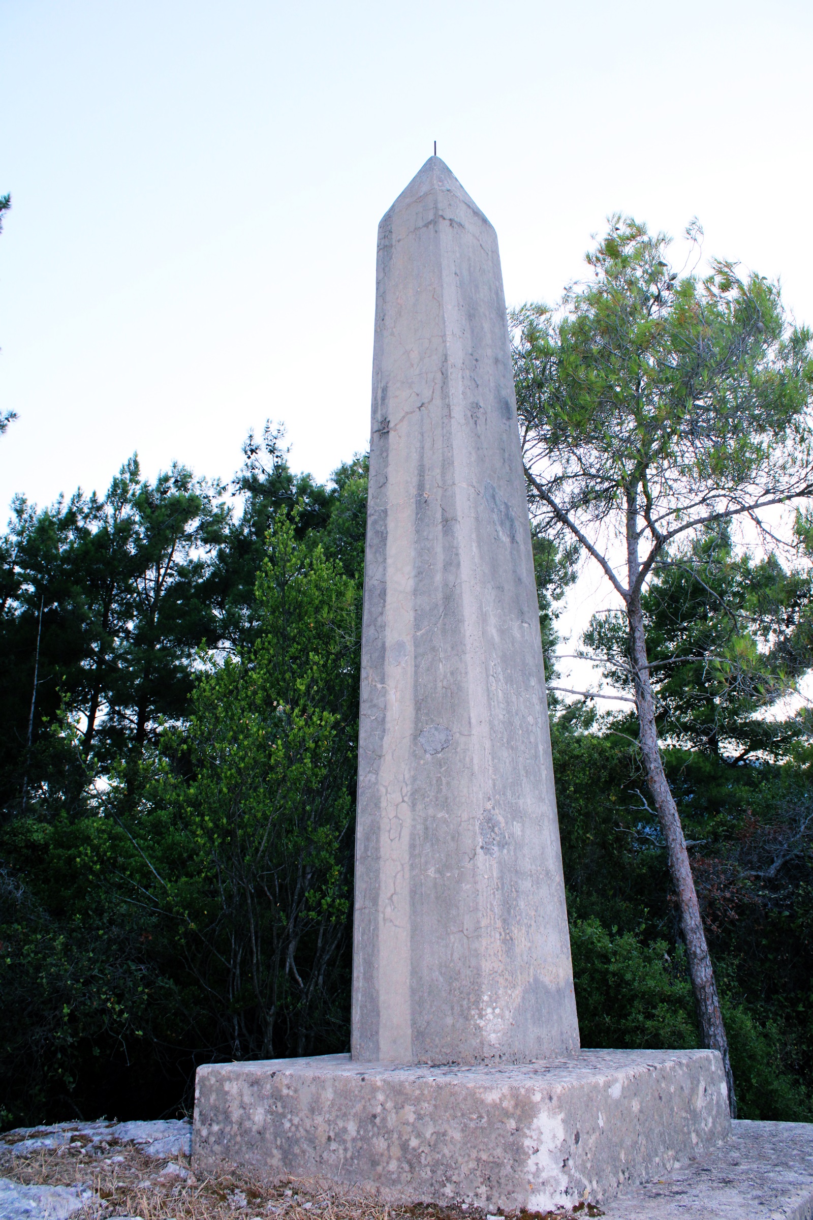 1_oveliskos_agia_Kyriaki