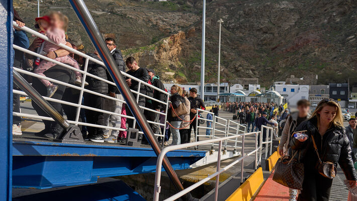 greece-earthquakes-santorini-7