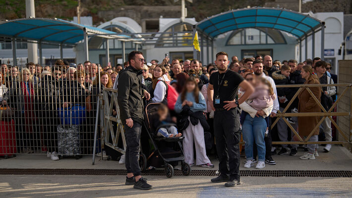 greece-earthquakes-santorini-8