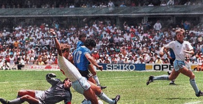 Maradona_scoring_england_1986