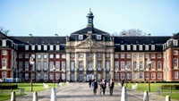 04.02.2020, Nordrhein-Westfalen, Münster: Das am Rand der Altstadt gelegene Fürstbischöfliche Schloss von Münster. Es wurde zwischen 1767 und 1787 im Stil des Barock für den vorletzten Fürstbischof Maximilian Friedrich von Königsegg-Rothenfels erbaut. Der Architekt war Johann Conrad Schlaun. Foto: Hauke-Christian Dittrich